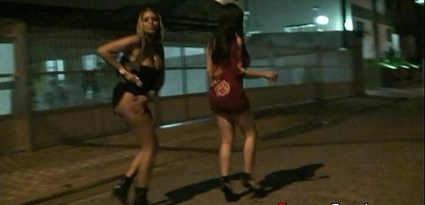  Minha namorada e sua amiga mostrando a rabeta na rua